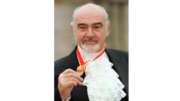 Sean Connery mit einem Orden um den Hals.