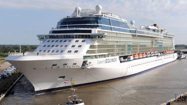 Das Kreuzfahrtschiff „Celebrity Equinox“ auf einem Kanal.