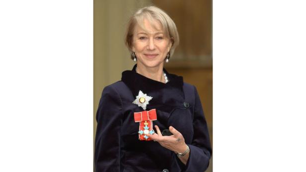 Helen Mirren mit Orden bei einer Veranstaltung.