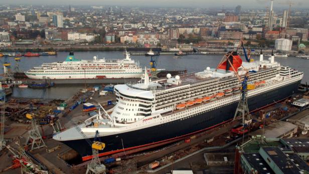 Die „Queen Mary 2“ liegt im Trockendock in Hamburg.