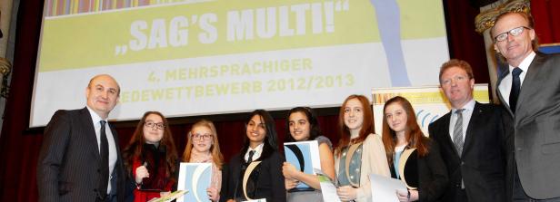 Eine Gruppe von Preisträgern steht auf der Bühne des 4. Mehrsprachigen Redewettbewerbs 2012/2013.