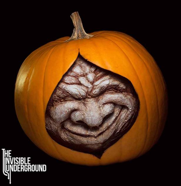 Eine geschnitzte Halloween-Kürbis mit einem gruseligen Gesicht darin.