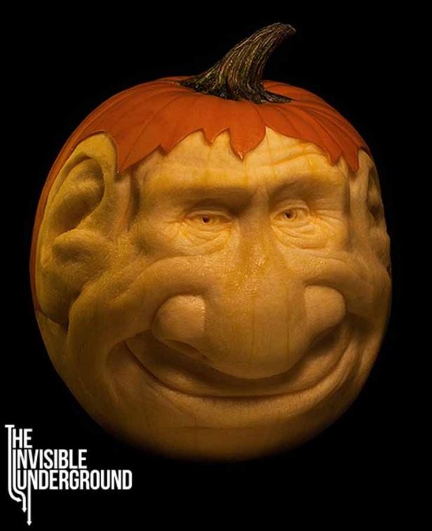 Eine geschnitzte Kürbisfratze mit dem Gesicht von Wladimir Putin.