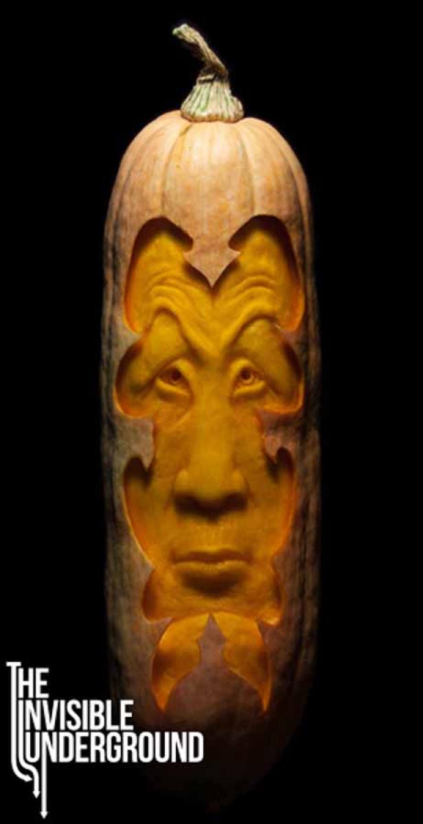 Ein geschnitztes Gesicht ziert einen länglichen Kürbis.