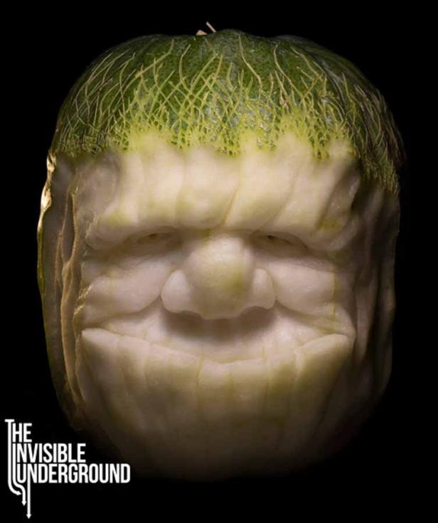 Ein Gesicht, das in eine Melone geschnitzt wurde.