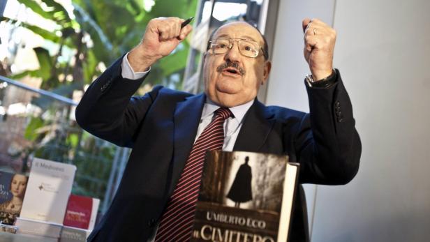 Umberto Eco posiert mit seinem Buch „Il cimitero di Praga“.