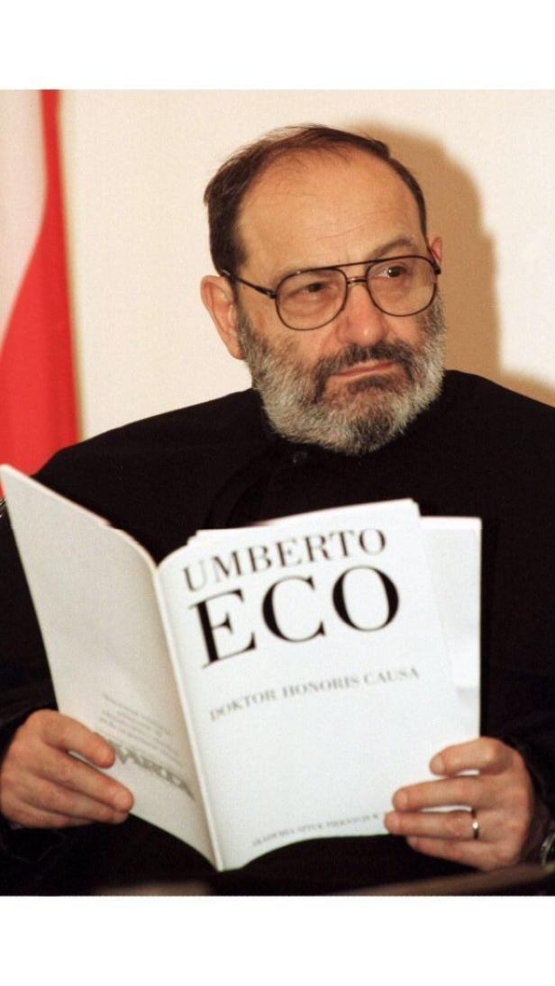 Umberto Eco hält ein Buch mit dem Titel „Umberto Eco, Doktor Honoris Causa“.
