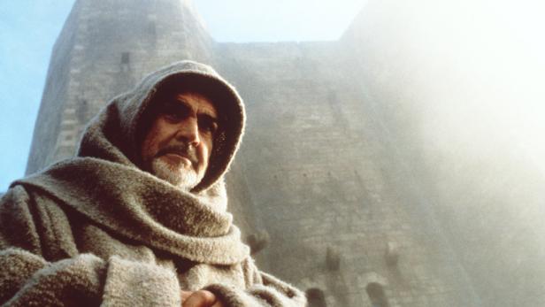 Sean Connery als William von Baskerville in „Der Name der Rose“ vor einer Burg.