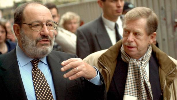 Zwei Männer unterhalten sich in einer Menschenmenge.