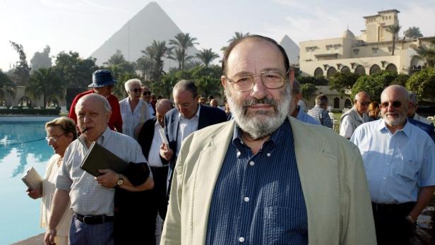 Eine Reisegruppe vor den Pyramiden von Gizeh, Ägypten.