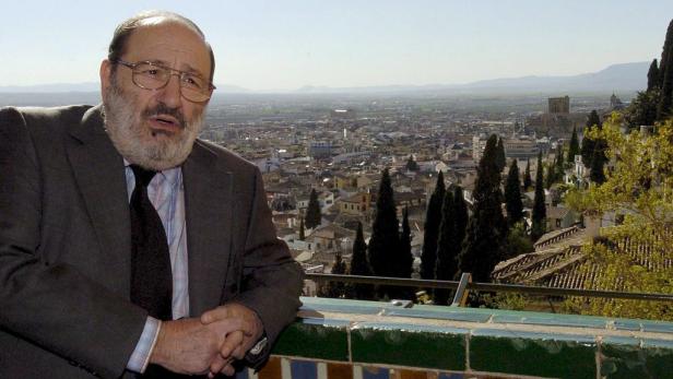 Ein Mann mit Brille und Anzug vor der Stadt Granada, Spanien.