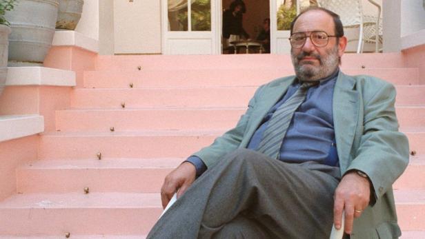 Ein Mann mit Brille sitzt auf einer rosa Treppe.