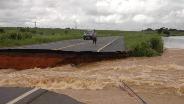 Ein beschädigter Straßenabschnitt ist durch Hochwasser unterspült.
