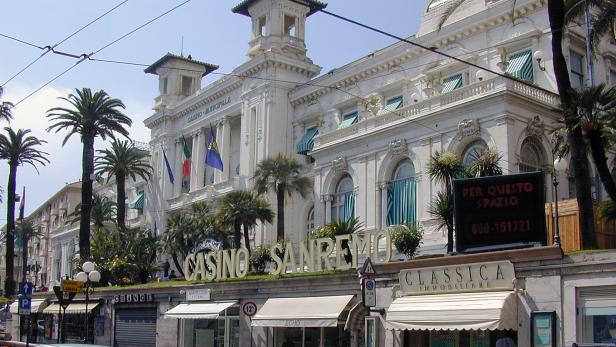 Das Casino Sanremo, ein großes, weißes Gebäude mit Palmen davor.
