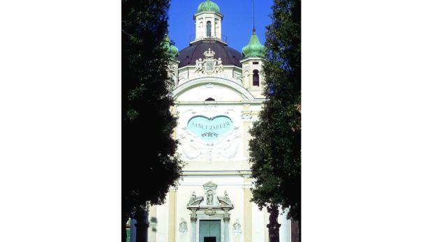 Die Fassade des Santuario della Madonna del Ghisallo in Italien.