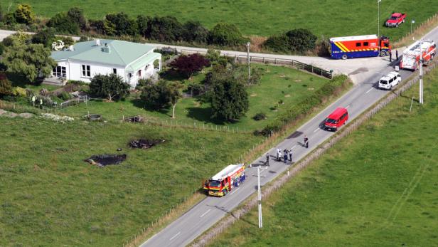 Ein Unfallort auf einer Landstraße mit Feuerwehrfahrzeugen und Rettungskräften.