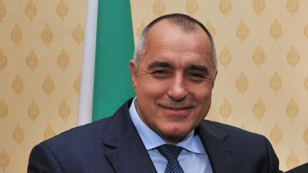Porträt des bulgarischen Politikers Bojko Borissow vor einer Flagge.