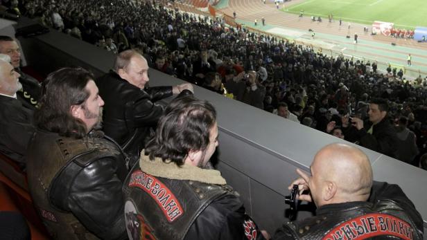 Wladimir Putin mit Mitgliedern des russischen Motorradclubs „Nachtwölfe“ in einem Stadion.