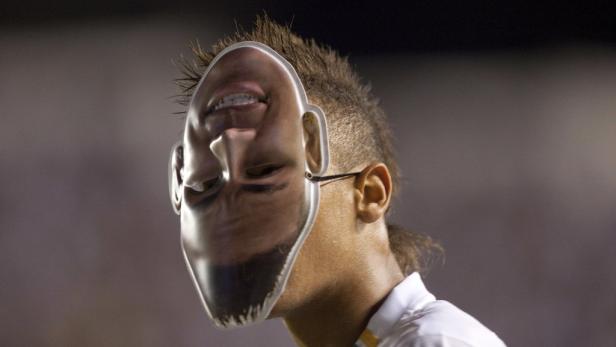 Ein Mann trägt eine transparente Maske mit dem Gesicht von Neymar Jr..