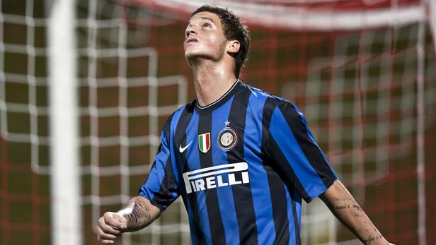 Ein junger Fußballspieler im Trikot von Inter Mailand blickt nach oben.