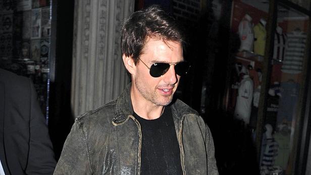 Tom Cruise mit Sonnenbrille und Jacke.