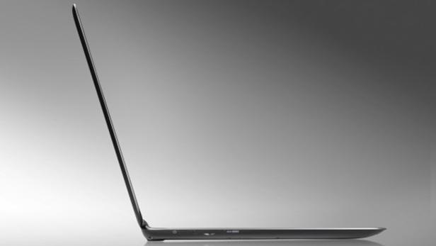 Ein sehr dünnes, schwarzes Notebook von der Seite.