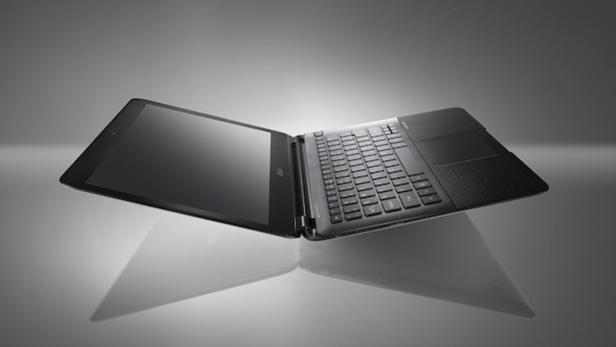 Ein geöffnetes, schwarzes Notebook liegt auf einer grauen Oberfläche.