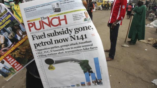 Eine Titelseite der Zeitung „The Punch“ vom 2. Januar 2012 mit der Schlagzeile „Fuel subsidy gone, petrol now N141“.