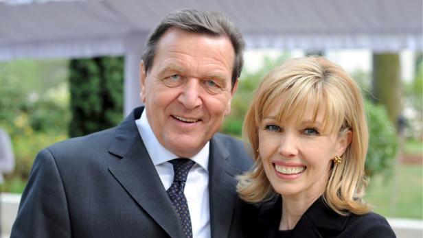 Gerhard Schröder und seine Frau posieren für ein Porträt.