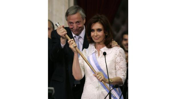 Cristina Fernández de Kirchner hält einen Amtsstab bei ihrer Amtseinführung.