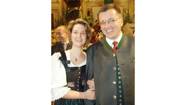Ein Paar in Tracht lächelt in die Kamera.