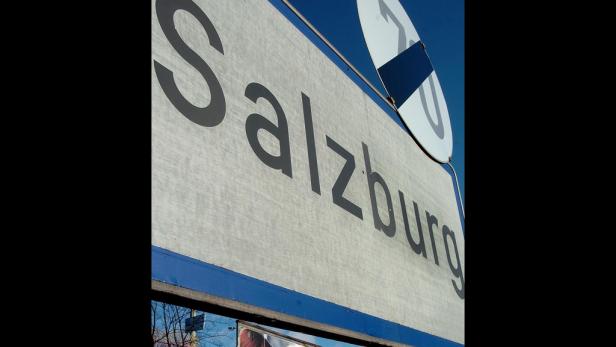 Ein Schild mit der Aufschrift „Salzburg“.