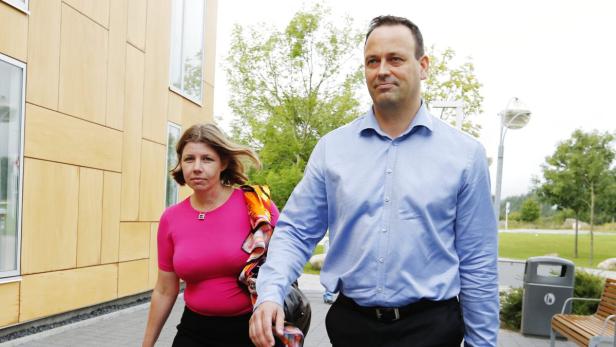 Ein Mann und eine Frau gehen zusammen auf einem Bürgersteig entlang.