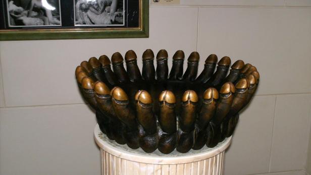 Eine ungewöhnliche Skulptur in Form einer Schale, deren Rand aus stilisierten Penissen besteht.