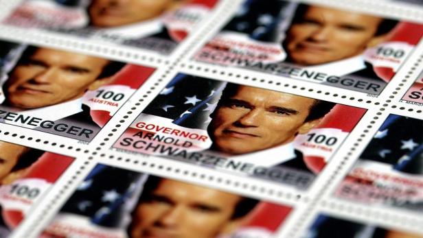 Mehrere Briefmarken mit dem Porträt von Arnold Schwarzenegger, einige mit der Aufschrift „Governor“.