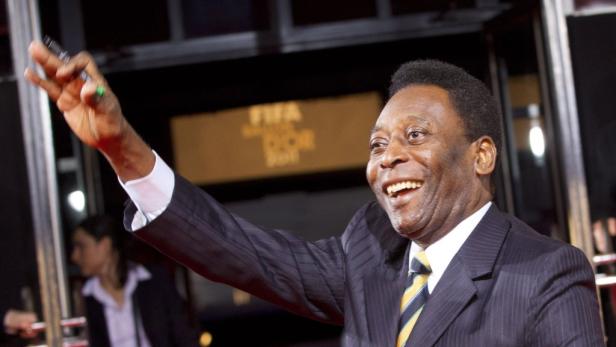 Pelé lächelt und winkt bei einer Veranstaltung der FIFA.
