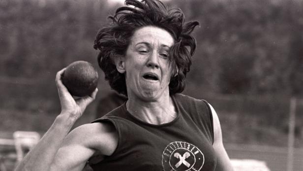 Eine Kugelstoßerin beim Wettkampf.