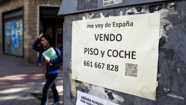 Ein Schild kündigt den Verkauf einer Wohnung und eines Autos an, da der Besitzer Spanien verlässt.