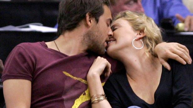Ryan Reynolds und Charlize Theron küssen sich.