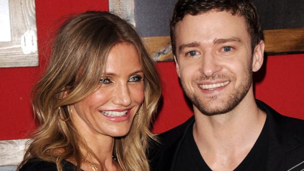 Cameron Diaz und Justin Timberlake posieren zusammen auf einem roten Teppich.