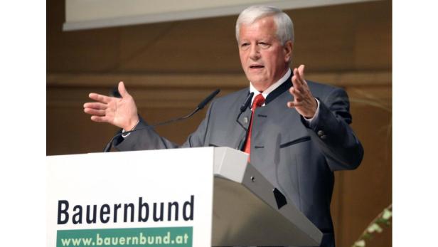 Ein Mann in Tracht hält eine Rede vor dem Bauernbund.