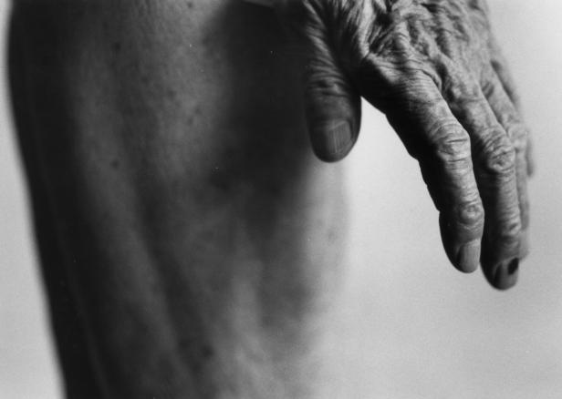 Die Hand eines älteren Menschen in Schwarzweiß.