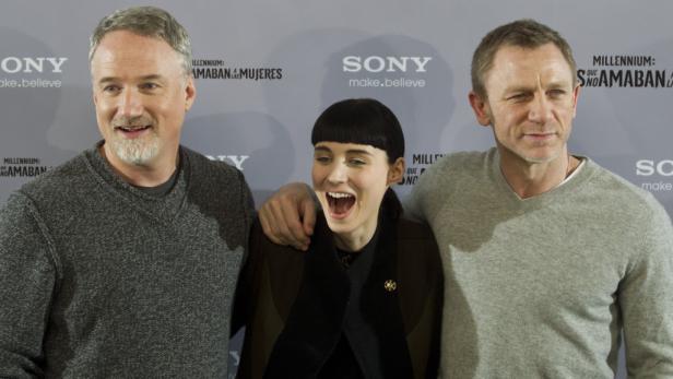 David Fincher, Rooney Mara und Daniel Craig posieren zusammen.