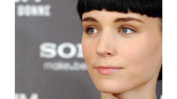 Nahaufnahme von Rooney Maras Gesicht.