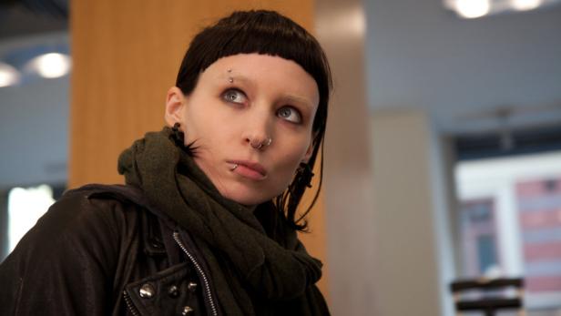 Rooney Mara als Lisbeth Salander mit Piercings und dunkler Kleidung.