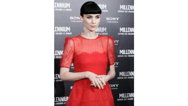 Rooney Mara in einem roten Kleid auf einem schwarzen Teppich.