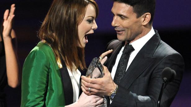Emma Stone nimmt bei einer Preisverleihung eine Auszeichnung entgegen.