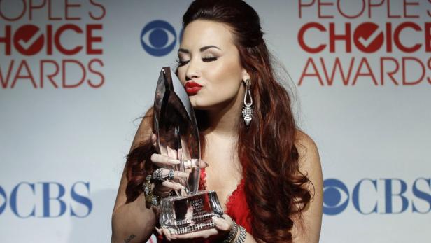 Demi Lovato küsst ihren „People's Choice Award“.
