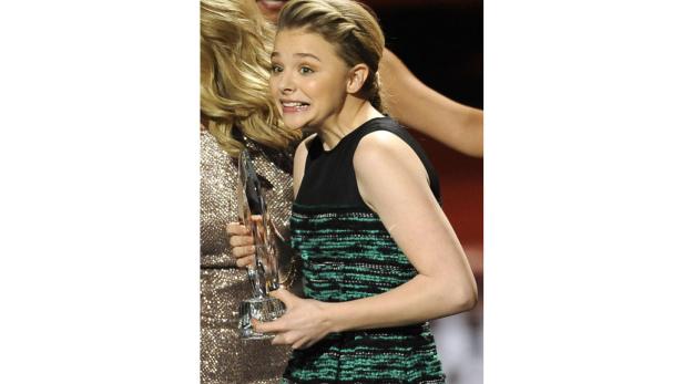Chloë Grace Moretz hält eine Auszeichnung bei einer Preisverleihung.