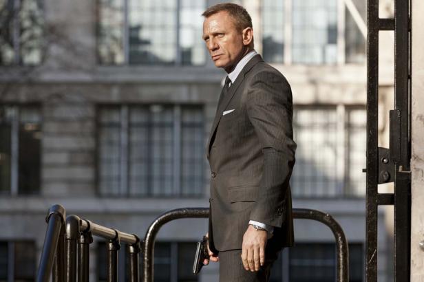 Daniel Craig als James Bond mit einer Waffe in der Hand.